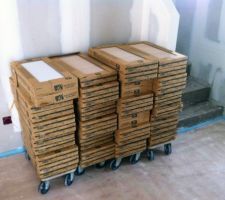 Arriv&eacute;e du carrelage (fa&iuml;ence des sdb de l'&eacute;tage)