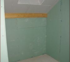 Salle de bain enfant, emplacement de la future baignoire