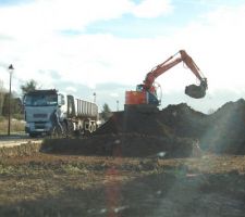 Des tonnes de terre retirées et embarquées !!