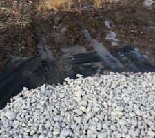 Géotextile et gros gros cailloux!!