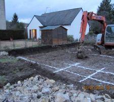 Premiers coups de pelles pour le terrassement qui est d&eacute;j&agrave; bien avanc&eacute; en ce premier jour
