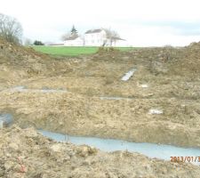 Il y a deux jours c'était une gigantesque piscine et voilà aujourd'hui notre chantier...
