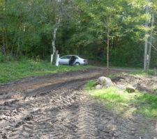 Les macons ont fait 1/2 tour sur notre pelouse et paf le chemin d'accès est réduit a un chemin de boue , et encore il a pas plu là