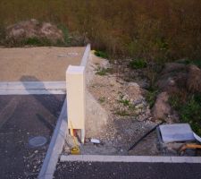 Cette fois ci je suis sur la voirie , devant le boitier electrique , ont vois bien le terrain " plongé " !