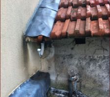 Probleme d'infiltration, l'eau semble pénétrer dans le mur au niveau de la zone sombre