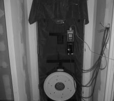 Mise en place du ventilateur sur la porte pour le test d'étanchéité à l'air