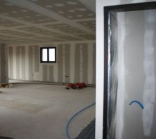 Entrée avec vue salon/séjour.