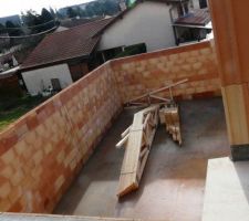 Vue du garage d'en haut, charpente a monter.