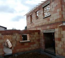 Autre vue de la future cours arriere, baie a droite de la future cuisine et a gauche le mur pour le cellier/garage