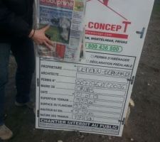 LE PANNEAU EST POSE SUR LE TERRAIN