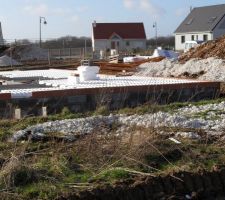 Pose des poutrelles et des hourdis en polystyr&egrave;ne.