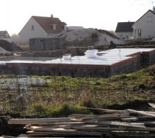 Pose des poutrelles et des hourdis en polystyr&egrave;ne.