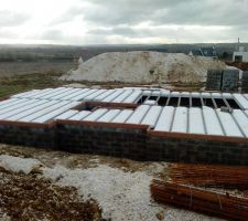 Pose des poutrelles et des hourdis en polystyr&egrave;ne.