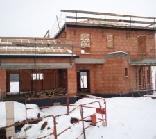 La charpente a commencé à être mise... mais voilà que la neige a fait son apparition !!!
Dommage.
On a fait déplacer à nos frais les coffrets ERDF et GRDF qui avaient été "judicieusement" placé devant l'entrée du garage par la mairie.