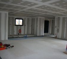 Vue du salon/séjour ainsi que l'entrée au fond à droite.