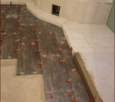 Carrelage de la salle de bain en cours de pose