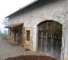 Façade sud et porte de la grange