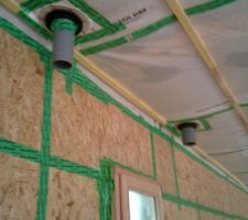 Sorties de la ventilation vers l'extérieur (traversée du pare vapeur puis des combles et de la couverture)