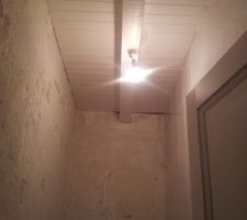 Vue sur le plafond en lambris...