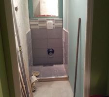 Ca avance petit à petit ! Le bati Grohé a été posé et une partie du carrelage est en cours.