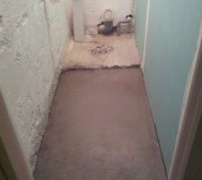 Pose du BA13 hydro sur un côté seulement pour ne pas réduire l'espace. La dalle est enfin coulée et on peut déjà deviner la petite marche au fond. Cette contrainte technique n'a pas pu être contournée.