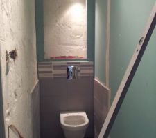 La cuvette suspendue est installée à 45 cm lol je ne suis pas très grande mais c'est une bonne hauteur. 
La plaque de commande en inox est posée à la verticale pour casser l'effet horizontal de la mosaïque.