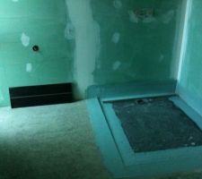 Prochaine &eacute;tape notre salle de bain, blanche et noire avec mosaique sur 2 murs douche italienne