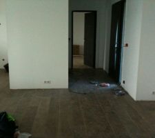 Carrelage (sale pour le moment) pi&egrave;ce principale