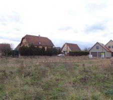 Maison d&eacute;limit&eacute;e et terrain trac&eacute;