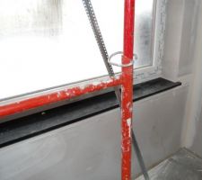 Pose des tablettes de fenetre, granit noir pour la SDE du RDC, Cuisine et ici dans la mont&eacute;e d'escalier