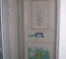 Toilette de l'étage, vue sur la niche qui va acceuillir les rouleaux de papier....