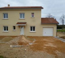 On a commencé à mettre du gravier dans la cour, pour que l'accès à la maison soit plus propre