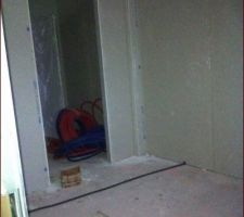 Chambre du RDC   vue sur le dressing