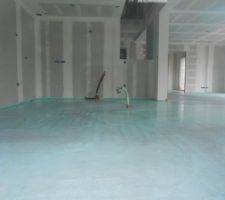 Chape coulée : cuisine coin repas salon bureau