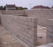 Cette foto est int&eacute;rr&eacute;ssante , le vide sanitaire est a niveau , sur le mur du fond , enfin je croyais !!
en effet , il fait 10 parpaings de haut comme vous pouvez le voir sur le mur du fond !

or ils ont fait une erreur , ils ont surr&eacute;lev&eacute; le vide sanitaire de 3 rangs en trops !!!!!!!!!

d apres le conducteur des traveaux , s'est de la faute des ma&ccedil;ons qui ont fait une &eacute;rreur ( les parpineurs comme il les appelle )
d apres le ma&ccedil;on , s'est le " chef " le CD qui leur a dit de mont&eacute; a se niveau !
sympa , non?

du coup , le mur du fond , ils vont devoir le casser sur trois niveaux , et tout autour pour mettre le vide sanitaire de niveaux !!