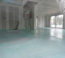 Chape coulée : cuisine coin repas salle à manger salon