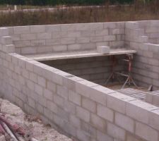 Devant , ont voit bien le niveau du vide sanitaire , le mur de devant est de niveau , pas les autres qu'ils vont devoir casser , sur trois rangs de parpaings !

question !
vous aimeriez , vous que des ma&ccedil;ons cassent trois rangs de parpaings , parce qu'ils se sont tromp&eacute; ?
pas moi !!!!!
pour des risques &eacute;vident sur le reste de l ouvrage , a tord ou a raison !!!