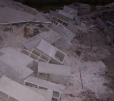 Voila le r&eacute;sultat , apres avoir cass&eacute; trois rangs de parpaings...........comme &ccedil;a tout autour de la maisons , un vrai liban !