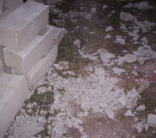 Des gravas a gogo , en veux tu , en voila !!!!
des gravas tout autour de la maison , se qui a le don de me mettre en colère !
, sur la parcelle d a coté aussi , sympa !