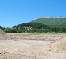 Apr&egrave;s 100m3 d&eacute;plac&eacute;s, la plateforme est pr&ecirc;te d&eacute;nivel&eacute; 2,60m sur 30m, trompeur non .r&eacute;alis&eacute; en 5 jours &agrave; 2 engins (pelle manuscopique)