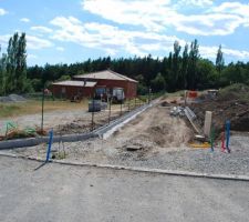 Réalisation accès, clôture et mur soutènement,piliers et rail portail coulissant