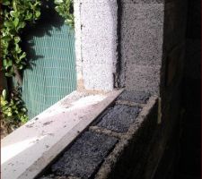 Détail d'un appui de fenêtre, fabriqué sur mesure, avec isolation thermique complémentaire rapportée côté intérieur. Les blocs latéraux sont des blocs fenêtre spécifiques.