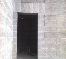 Le seuil de la porte de la cuisine donnant sur le jardin