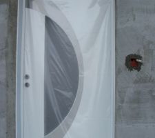 Porte entrée et boitier sonnette