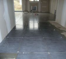 Pose du carrelage en cours