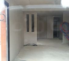 Partie du salon et entr&eacute;e