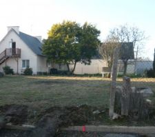 Cot&eacute; rue (au fond chez la voisine)