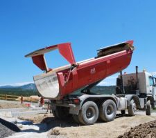 Livraison roulé 10/20 pour le remblai du terre plein, il en faudra 16m3.Sous le ciel bleu des Hautes Alpes