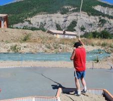 Commencé à 8h30, terminé à 11h30 pour 165m2 et 46°c au soleil, Paulo est de corvée d'arrosage