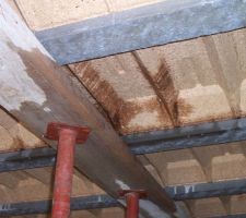 Isolation est fermeture du haut du sous-sol de l'interieur.